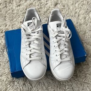 Women 9.5 white / navy Stan smith casual sneaker